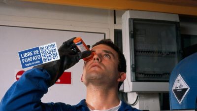 trabajador utilizando un lavaojos Diphoterine